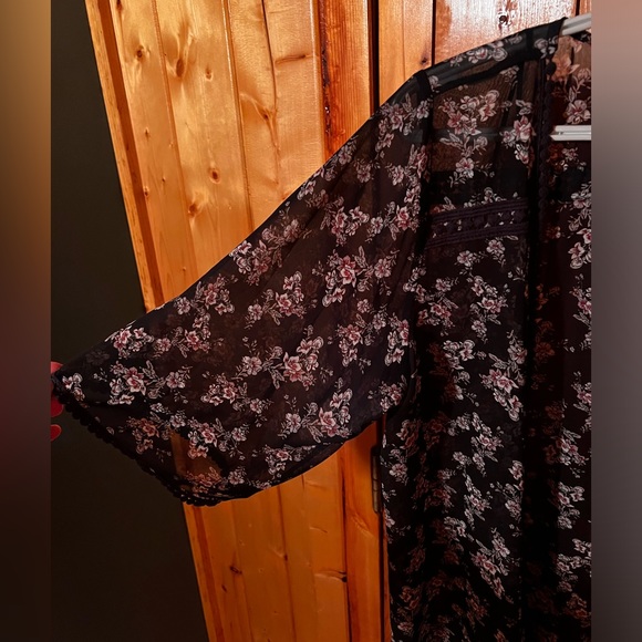 Emory Park - Landry Crochet Trim Open Front Woven top - Picture 4 of 7